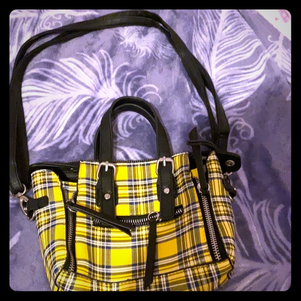 Plad over the shoulder and handbag.